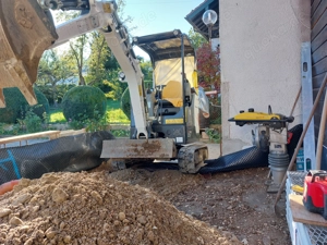 Biete Minibagger-Gartenarbeiten rund ums Haus an.