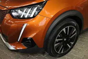 Peugeot 2008 DISTRONIC+PDC+LED+TOTWINKEL+NAVIGATION+18" Bild 3