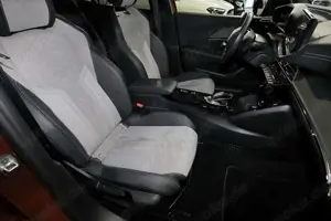 Peugeot 2008 DISTRONIC+PDC+LED+TOTWINKEL+NAVIGATION+18" Bild 4