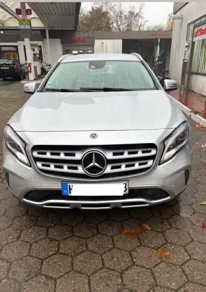 Mercedes-Benz GLA 200 7G-DCT Urban Sport Utility Vehicle
