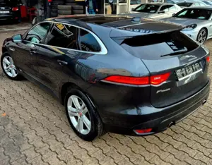Jaguar F-Pace 3.0V6 F-PACE Prestige AWD Pano-AHK-VOLL Bild 2