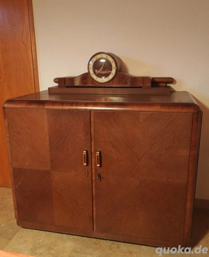 Art-Déco Anrichte mit Dekouhr, Vintage-Schrank. Originales Furnier und Beschläge. 