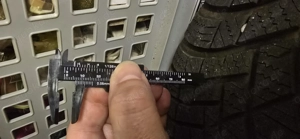 Winterreifen 185 60 R15 auf Stahlfelge mit Radblenden