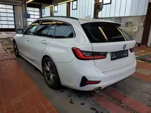 BMW 320 iA Touring Sport Line Panorama ACC AHK Bild 4