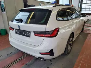 BMW 320 iA Touring Sport Line Panorama ACC AHK Bild 3