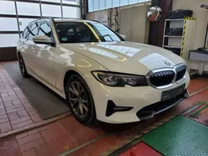 BMW 320 iA Touring Sport Line Panorama ACC AHK Bild 2