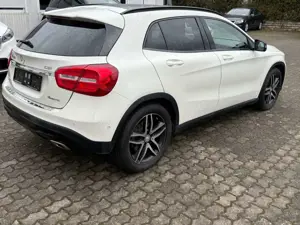 Mercedes-Benz GLA 220 d 4Matic Automatik HK Bi Xenon Panorama Bild 3