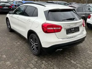 Mercedes-Benz GLA 220 d 4Matic Automatik HK Bi Xenon Panorama Bild 2