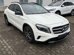 Mercedes-Benz GLA 220 d 4Matic Automatik HK Bi Xenon Panorama Bild 4