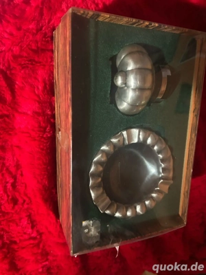 Aschenbescher und Feuerzeug aus Zinn