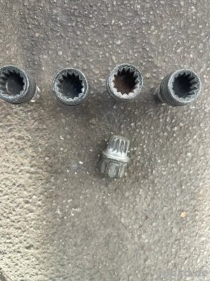 Verkaufe 4 Stück Sicherheits-Radschrauben.
