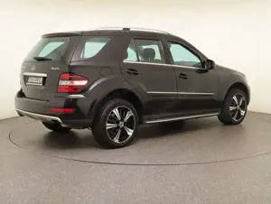 Mercedes-Benz ML 320 CDI 4M Sport-Paket ext/int+Comand+Aut+PTS Bild 4