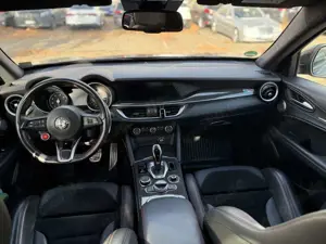 Alfa Romeo Stelvio 2.0 Turbo 16V AT8-Q4 Veloce Ti Carbon Bild 2