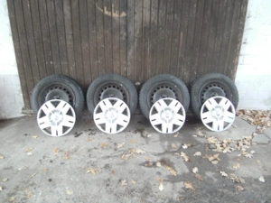 Satz Winterreifen für einen Nissan Note  08 komplett mit Radkappen