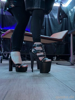 Heels füße von Lady Bella und eine Jungdomina Samstag  ganzen Tag im Studio  Bild 5