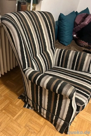 Gestreifter Sessel mit Armlehnen