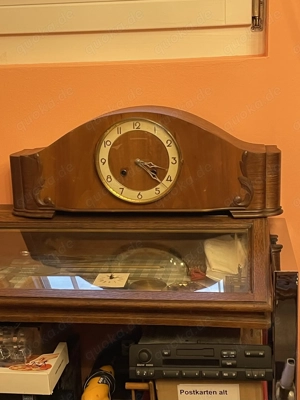 Buffetuhr funktionsfähig mit Schlüssel ohne erkennbaren Hersteller schön verziertes Gehäuse Länge 57