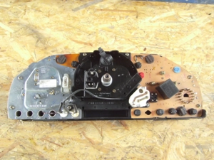  Instumententeil mit Drehzahlmesser für einen DB 124 300D Bj. 91 Bild 3