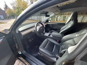 Tesla Model Y Model Y Long Range Dual Motor AWD Bild 4