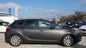 Opel Astra 1.7 CDTI Scheckheft Einparkhilfe Tempomat Sitzheiz Bild 2