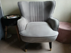 Sessel in grau mit schönem Bezug