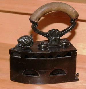 Altes Kohlebügeleisen mit Holzgriff