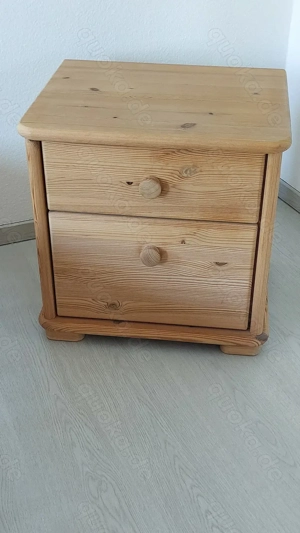 Bett + Nachtkästchen  Bild 2