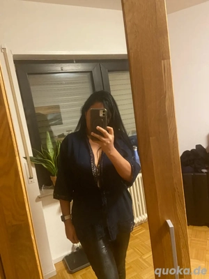  dunkelblaue Jacke im Kimono-Stil.