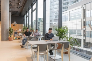 All-inclusive-Zugang zu [Arbeitsplätzen, virtuellen Büros und Besprechungsräumen] in Spaces Omniturm