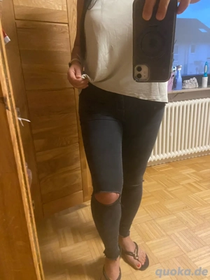 Verkaufe hier eine schwarze Damen Jeans. Größe S Bild 3