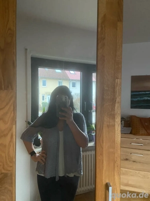 Verkaufe meine graue Strickjacke mit schönem Lochmuster.