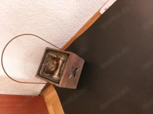 Windlicht aus Holz und Glas mit Bügel