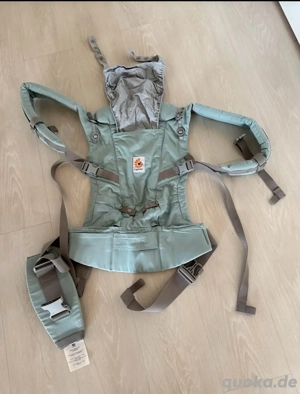 Ergobaby Trage Adapt mit Wind- und Regenschutz