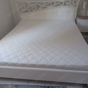 Schönes Bett 180x200 inkl.Matratze neu Lattenrost neu und ein Nachttisch 