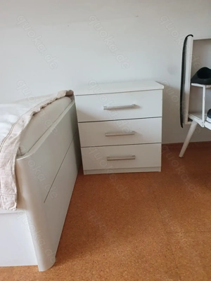 Holzbett weiß mit Nachttisch 