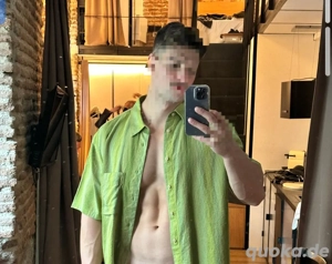 Aktiver, schwuler junger Mann sucht Partner.