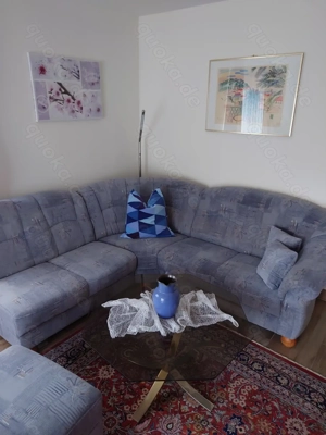 Wohnlandschaft mit Hocker und Glastisch