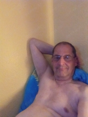 Du hast vielleicht etwas kleinere Brüste und traust dich deshalb nicht ???