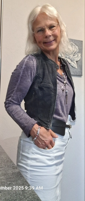 Unternehmungslustige, junggebliebene, attraktive 65- jährige sucht vorzeigbaren, empathischen NR!