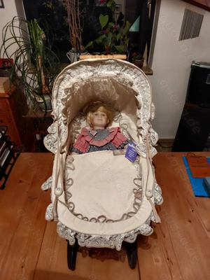 Nostalgiepuppenwagen mit Puppe