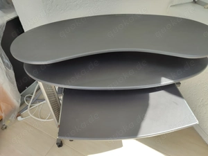 Schreibtisch bzw. Computertisch aus Metall