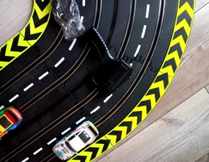 4 Spurige Autobahn  Racy  Action World 1:32 Bild 2