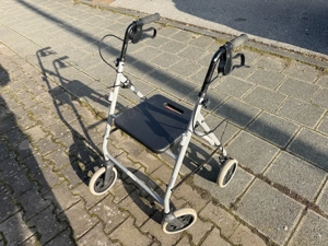 Rollator Gehhilfe Krücken Hilfe gehen verletzt Alter Oma Opa