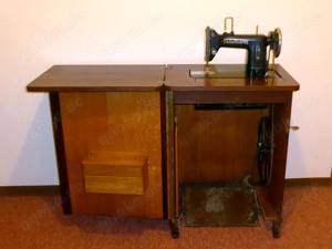 Omas Nähmaschine mit Pedalantrieb im Schrank, gebraucht, funktionsfähig