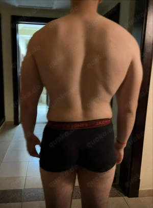 getragene Boxershorts von muskulösem Studenten