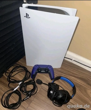 Sony PlayStation 5 in Weiß, 825 GB, mit Controller und Headset.