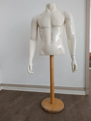 Männliche Schaufensterpuppe, nur Oberkörper, mit Armen
