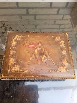 Alte Schatulle aus Leder mit Spieluhr