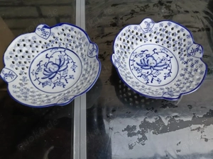 Zwei Porzellanschale mit durchbrochenem und gewelltem Blumenmuster