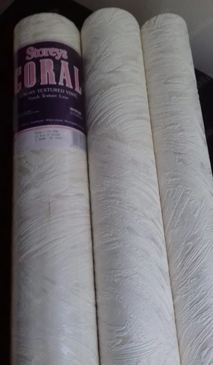 Vinyl-Tapetenrolle der Fa. Storeys Decor in cremefarbig